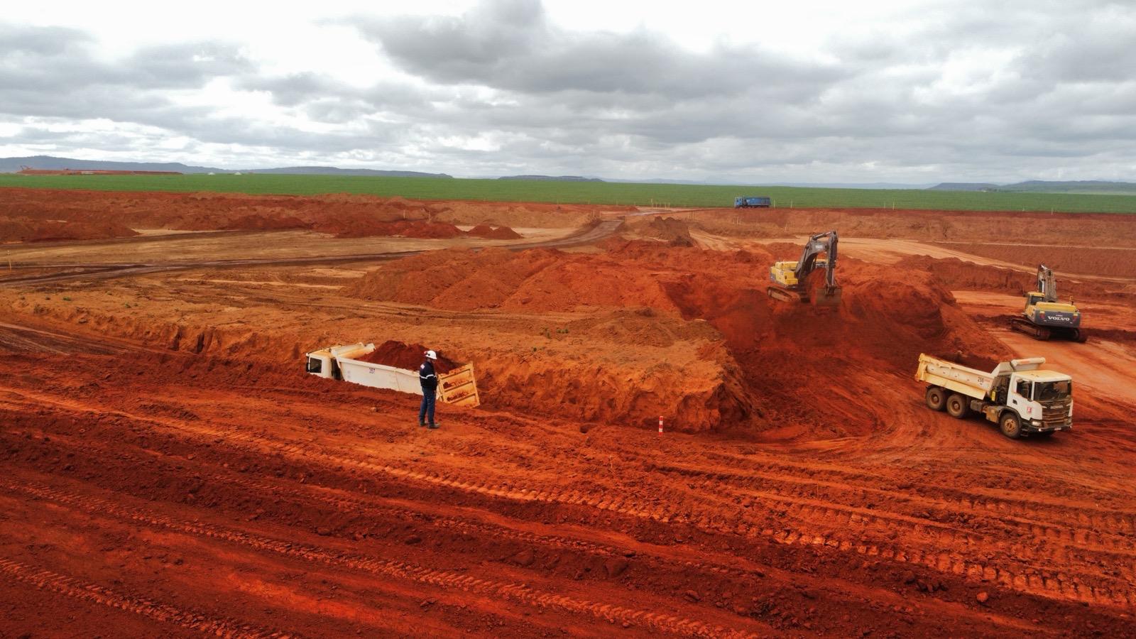 Homem em obra em local terroso