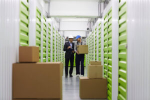 Dois homens fazendo uma armazenagem inteligente