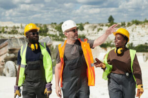 Grupo de trabalhadores falando sobre doenças ocupacionais na mineração