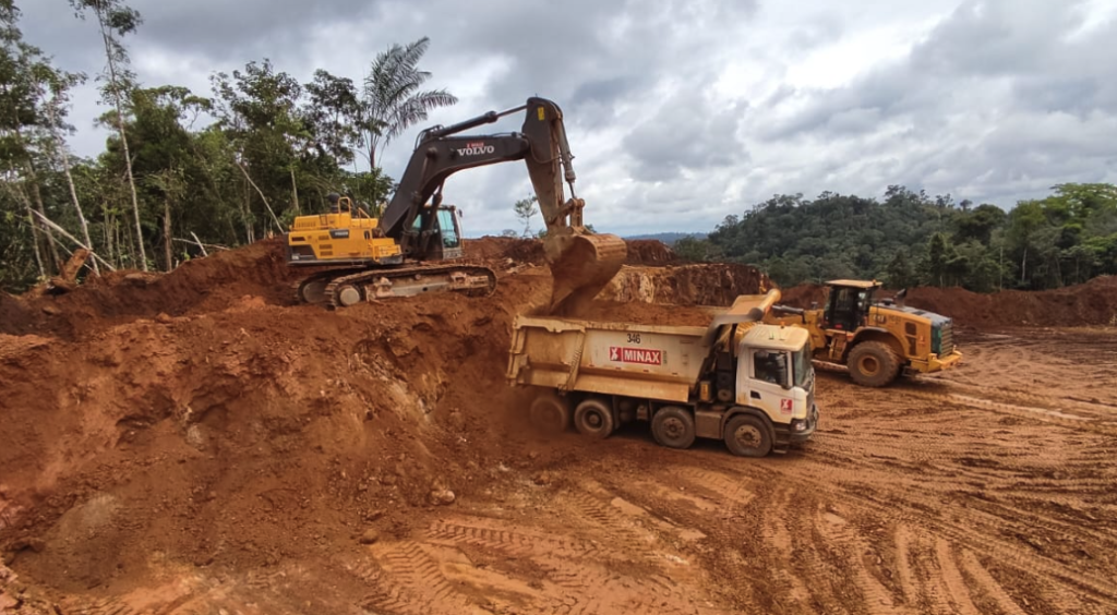 Escavadeira hidráulica: quando usar em obras, mineração e reservatórios?