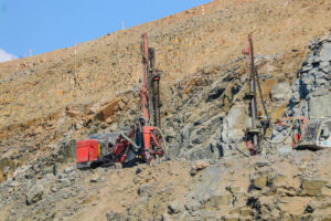 Perfuratriz - equipamento operando na mineração
