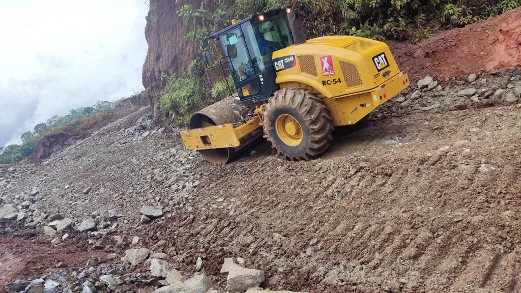 rolo compactador nivelando terreno